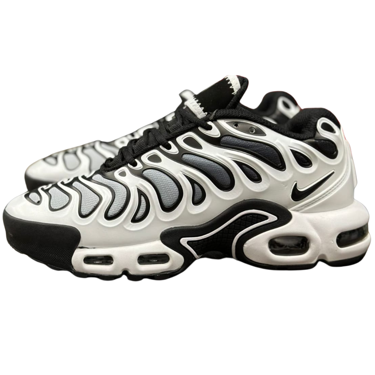 Nike Air Max Plus Drift Zapatillas Hombre: Comodidad y Estilo en Onlineshopping ¿Buscas unas zapatillas que combinen estilo y comodidad? Las Nike Air Max Plus Drift Zapatillas Hombre son la opción perfecta para ti. En Onlineshoppingcenterg , tenemos la mejor selección de este modelo icónico, ideal para quienes buscan un look moderno sin sacrificar el confort.  ¿Por qué elegir las Nike Air Max Plus Drift Zapatillas Hombre? 1. Diseño y estilo únicos Las Nike Air Max Plus Drift Zapatillas Hombre destacan por su diseño vanguardista que atrae todas las miradas. Inspiradas en el clásico Nike Air Max Plus 3 , estas zapatillas ofrecen un toque de modernidad con detalles únicos que las diferencian de otros modelos.  2. Comodidad insuperable La tecnología Air Max en las Nike Air Max Plus Drift Zapatillas Hombre proporciona una amortiguación superior, haciendo que cada paso sea cómodo. Ya sea que camines por las calles de Bogotá o por cualquier ciudad del mundo, estas zapatillas te mantendrán cómodas todo el día.  3. Versatilidad para cualquier ocasión Tanto si estás buscando un par de zapatillas para un look casual como para algo más deportivo, las Nike Air Max Plus Drift Zapatillas Hombre son increíblemente versátiles. Puedes combinarlas con jeans, shorts o incluso ropa de gimnasio para un estilo que siempre se verá bien.